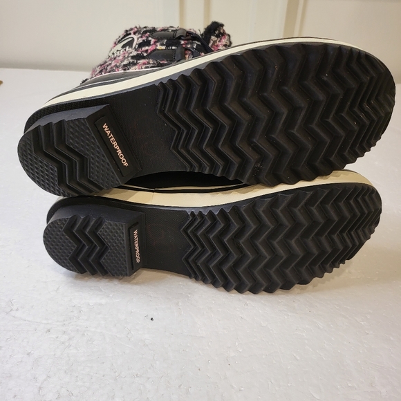 Sorel boots - Picture 3 of 10